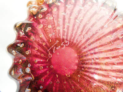 Vaso da collezione design TOSO Murano, in vetro soffiato rosa bullicante, cordonato con scaglie dorate. Murano Italia, Anni 70/80
