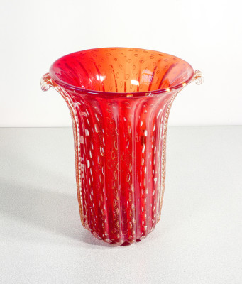 Vaso da collezione design TOSO Murano, in vetro soffiato rosso bullicante, cordonato con scaglie dorate. Murano, Anni 70/80