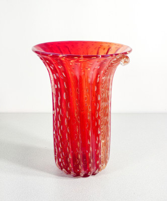 Vaso da collezione design TOSO Murano, in vetro soffiato rosso bullicante, cordonato con scaglie dorate. Murano, Anni 70/80