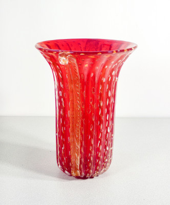 Vaso da collezione design TOSO Murano, in vetro soffiato rosso bullicante, cordonato con scaglie dorate. Murano, Anni 70/80
