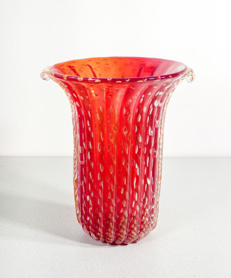 Vaso da collezione design TOSO Murano, in vetro soffiato rosso bullicante, cordonato con scaglie dorate. Murano, Anni 70/80