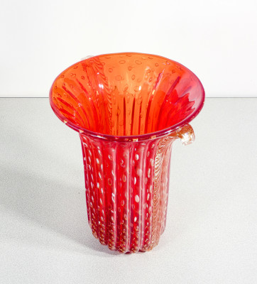 Vaso da collezione design TOSO Murano, in vetro soffiato rosso bullicante, cordonato con scaglie dorate. Murano, Anni 70/80