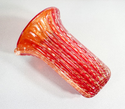 Vaso da collezione design TOSO Murano, in vetro soffiato rosso bullicante, cordonato con scaglie dorate. Murano, Anni 70/80
