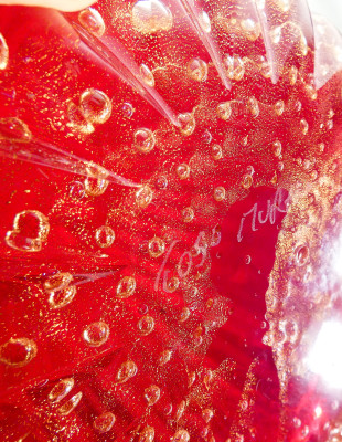 Vaso da collezione design TOSO Murano, in vetro soffiato rosso bullicante, cordonato con scaglie dorate. Murano, Anni 70/80