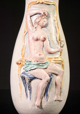 Vaso in terracotta con figura femminile in bassorilievo, firma Marcello FANTONI. Italia, Anni 50