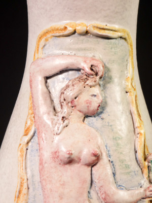 Vaso in terracotta con figura femminile in bassorilievo, firma Marcello FANTONI. Italia, Anni 50
