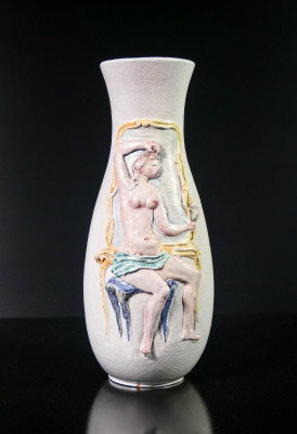 Vaso in terracotta con figura femminile in bassorilievo, firma Marcello FANTONI. Italia, Anni 50
