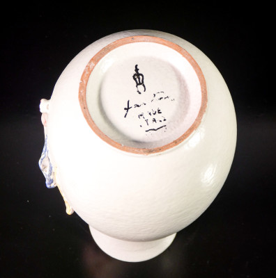 Vaso in terracotta con figura femminile in bassorilievo, firma Marcello FANTONI. Italia, Anni 50