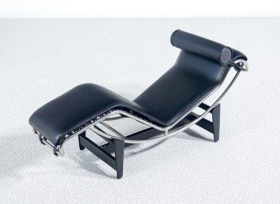 Modellino della chaise longue LC4. Design LE CORBUSIER, JEANNERET, PERRIAND per Cassina. Italia