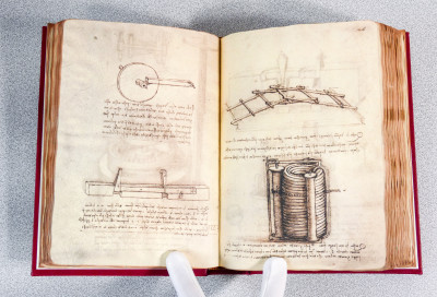 Edizione in facsimile del CODICE MADRID I & II di Leonardo da Vinci, con studi e commentari. Numerato 887/2910. Madrid, 2009