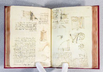 Edizione in facsimile del CODICE MADRID I & II di Leonardo da Vinci, con studi e commentari. Numerato 887/2910. Madrid, 2009