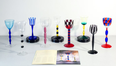 Collezione completa Bicchieri in Scena, design Alessandro MENDINI per VENINI, con tre basamenti firmati e catalogo. Murano, 1993-94-95