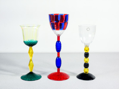 Collezione completa Bicchieri in Scena, design Alessandro MENDINI per VENINI, con tre basamenti firmati e catalogo. Murano, 1993-94-95