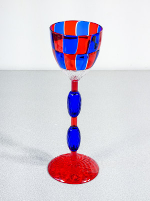 Collezione completa Bicchieri in Scena, design Alessandro MENDINI per VENINI, con tre basamenti firmati e catalogo. Murano, 1993-94-95