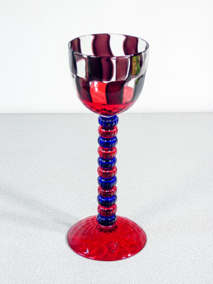 Collezione completa Bicchieri in Scena, design Alessandro MENDINI per VENINI, con tre basamenti firmati e catalogo. Murano, 1993-94-95
