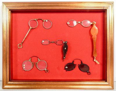 Collezione incorniciata di cinque occhiali d'epoca, 2 pince-nez e 3 lorgnette. Fine Ottocento 