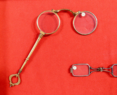 Collezione incorniciata di cinque occhiali d'epoca, 2 pince-nez e 3 lorgnette. Fine Ottocento 
