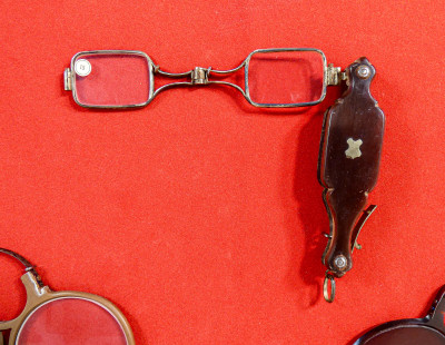 Collezione incorniciata di cinque occhiali d'epoca, 2 pince-nez e 3 lorgnette. Fine Ottocento 