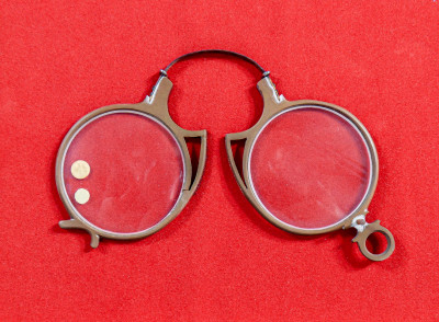 Collezione incorniciata di cinque occhiali d'epoca, 2 pince-nez e 3 lorgnette. Fine Ottocento 