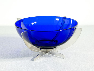 Coppa centrotavola in vetro blu cobalto e base in metallo cromato. Italia, Anni 70