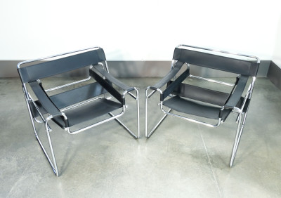 Coppia di sedie Wassily, design Marcel BREUER in metallo cromato e cuoio. Riedizione anni 70