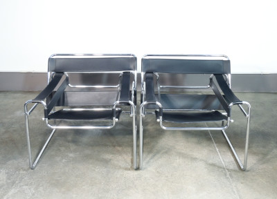 Coppia di sedie Wassily, design Marcel BREUER in metallo cromato e cuoio. Riedizione anni 70