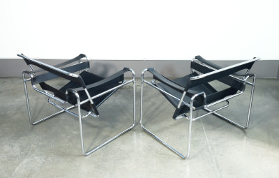Coppia di sedie Wassily, design Marcel BREUER in metallo cromato e cuoio. Riedizione anni 70