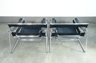 Coppia di sedie Wassily, design Marcel BREUER in metallo cromato e cuoio. Riedizione anni 70