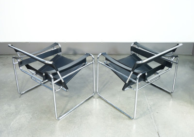 Coppia di sedie Wassily, design Marcel BREUER in metallo cromato e cuoio. Riedizione anni 70