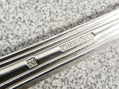 Il nome Christofle impresso sul retro del manico di una posata argentata