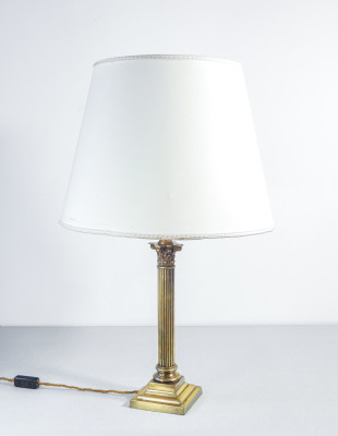 Lampada da tavolo con corpo in ottone in stile Neoclassico. Anni 40/50