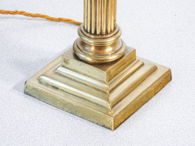Lampada da tavolo con corpo in ottone in stile Neoclassico. Anni 40/50