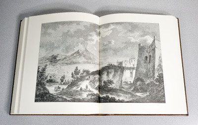 Volume da collezione LA CAMPANIA, Edizioni d'Italia - Editalia, a cura di Enrico de Giovanni e Michele Prisco, riccamente illustrato, con copertina in cuoio sblazato. Esemplare 389. Italia, 1985