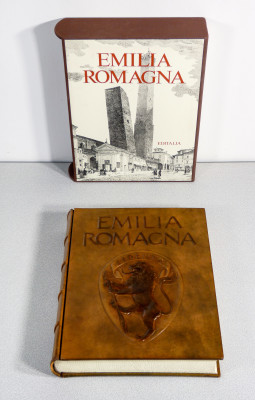 Volume da collezione EMILIA ROMAGNA, Edizioni dItalia - Editalia, a cura di Libero Dosi e Massimo Grillandi, riccamente illustrato, con copertina in cuoio sblazato. Esemplare 570. Italia, 1986