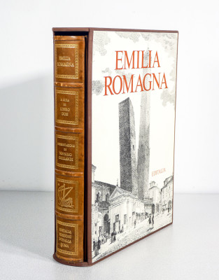 Volume da collezione EMILIA ROMAGNA, Edizioni d'Italia - Editalia, a cura di Libero Dosi e Massimo Grillandi, riccamente illustrato, con copertina in cuoio sblazato. Esemplare 570. Italia, 1986