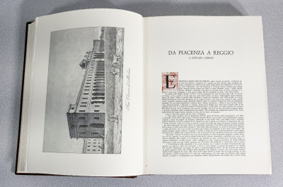 Volume da collezione EMILIA ROMAGNA, Edizioni d'Italia - Editalia, a cura di Libero Dosi e Massimo Grillandi, riccamente illustrato, con copertina in cuoio sblazato. Esemplare 570. Italia, 1986