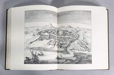 Volume da collezione EMILIA ROMAGNA, Edizioni d'Italia - Editalia, a cura di Libero Dosi e Massimo Grillandi, riccamente illustrato, con copertina in cuoio sblazato. Esemplare 570. Italia, 1986