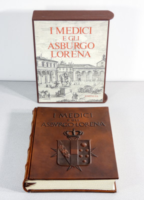Volume da collezione I MEDICI e gli ASBURGO LORENA, Edizioni dItalia - Editalia, a cura di Arrigo Pecchioli, riccamente illustrato, con copertina in cuoio sblazato. Esemplare 485/2499. Italia, 1991