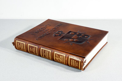 Volume da collezione I MEDICI e gli ASBURGO LORENA, Edizioni d'Italia - Editalia, a cura di Arrigo Pecchioli, riccamente illustrato, con copertina in cuoio sblazato. Esemplare 485/2499. Italia, 1991