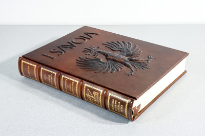 Volume da collezione I SAVOIA, Edizioni d'Italia - Editalia, a cura di Arrigo Pecchioli, riccamente illustrato, con copertina in cuoio sblazato. Esemplare 364/2499. Italia, 1991