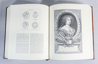 Volume da collezione I SAVOIA, Edizioni d'Italia - Editalia, a cura di Arrigo Pecchioli, riccamente illustrato, con copertina in cuoio sblazato. Esemplare 364/2499. Italia, 1991