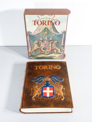 Volume da collezione TORINO, Edizioni dItalia - Editalia, a cura di Arturo Barberis e Ezio Gianotti, riccamente illustrato, con copertina in cuoio sblazato. Esemplare 1016/1999. Italia, 1978
