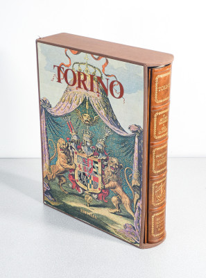 Volume da collezione TORINO, Edizioni d'Italia - Editalia, a cura di Arturo Barberis e Ezio Gianotti, riccamente illustrato, con copertina in cuoio sblazato. Esemplare 1016/1999. Italia, 1978