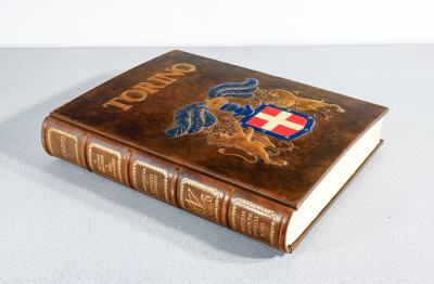 Volume da collezione TORINO, Edizioni d'Italia - Editalia, a cura di Arturo Barberis e Ezio Gianotti, riccamente illustrato, con copertina in cuoio sblazato. Esemplare 1016/1999. Italia, 1978