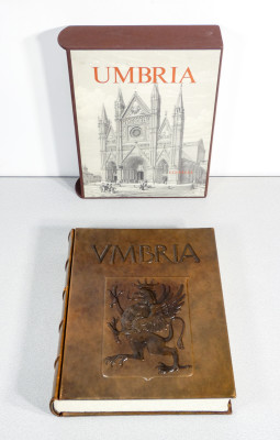 Volume da collezione UMBRIA, Edizioni d'Italia - Editalia, a cura di Arrigo Pecchioli e Luciano Radi, riccamente illustrato, con copertina in cuoio sblazato. Esemplare 750. Italia, 1989