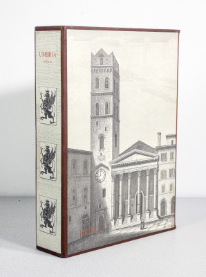 Volume da collezione UMBRIA, Edizioni d'Italia - Editalia, a cura di Arrigo Pecchioli e Luciano Radi, riccamente illustrato, con copertina in cuoio sblazato. Esemplare 750. Italia, 1989