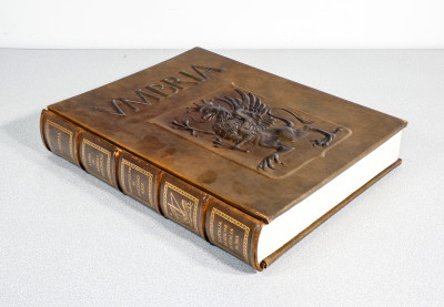 Volume da collezione UMBRIA, Edizioni d'Italia - Editalia, a cura di Arrigo Pecchioli e Luciano Radi, riccamente illustrato, con copertina in cuoio sblazato. Esemplare 750. Italia, 1989