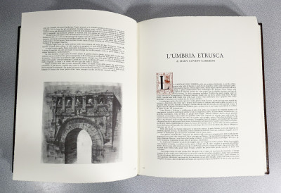 Volume da collezione UMBRIA, Edizioni d'Italia - Editalia, a cura di Arrigo Pecchioli e Luciano Radi, riccamente illustrato, con copertina in cuoio sblazato. Esemplare 750. Italia, 1989