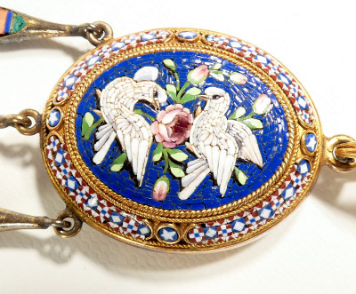 Splendido micromosaico, raffigurante una coppia di uccelli tra i fiori, in ciondolo porta ritratto. Fine Ottocento