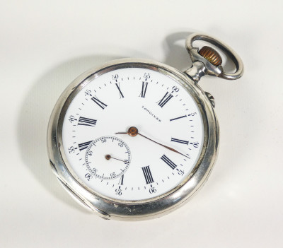 Orologio da tasca LONGINES con cassa in argento 800 su espositore a scrigno in porcellana e biscuit. Primo Novecento